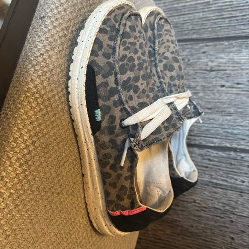 Hey dude shoes size 5 women